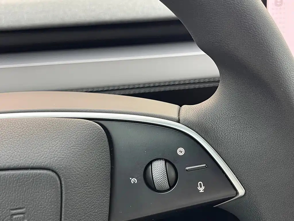 Tesla Model Y L 2025 — фото 18