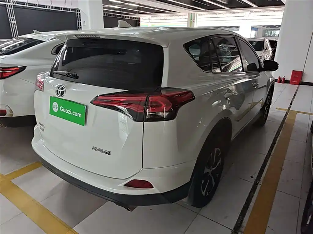 Toyota RAV4 2019 — фото 7
