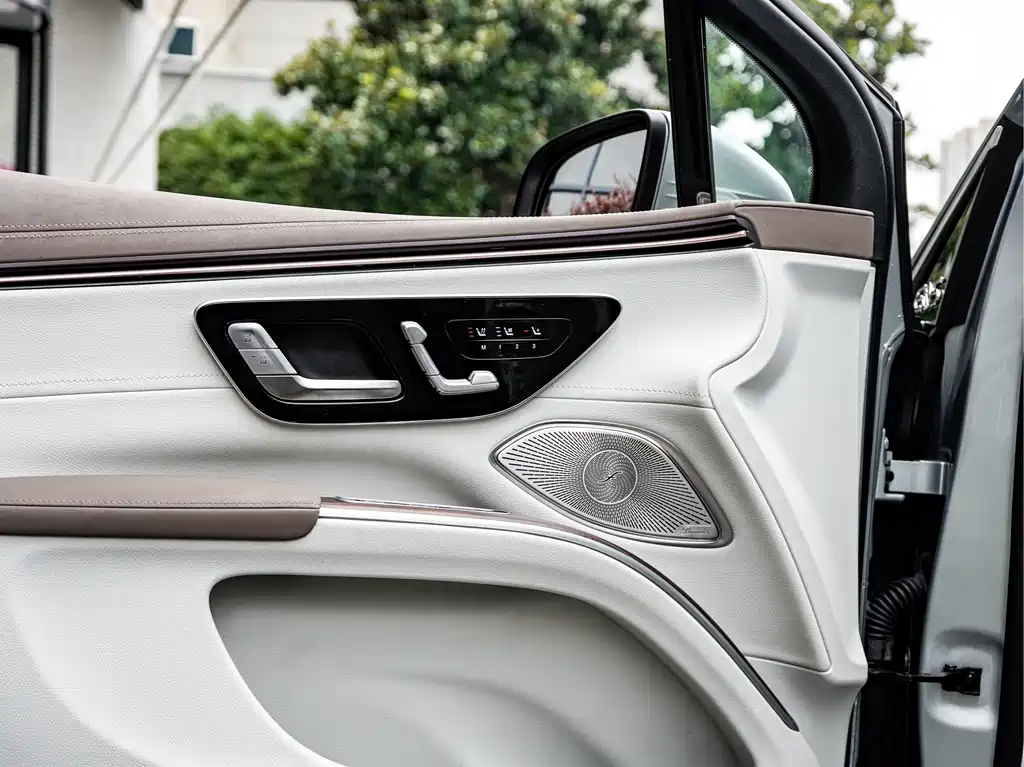 Mercedes-Benz EQS SUV 2023 — фото 13