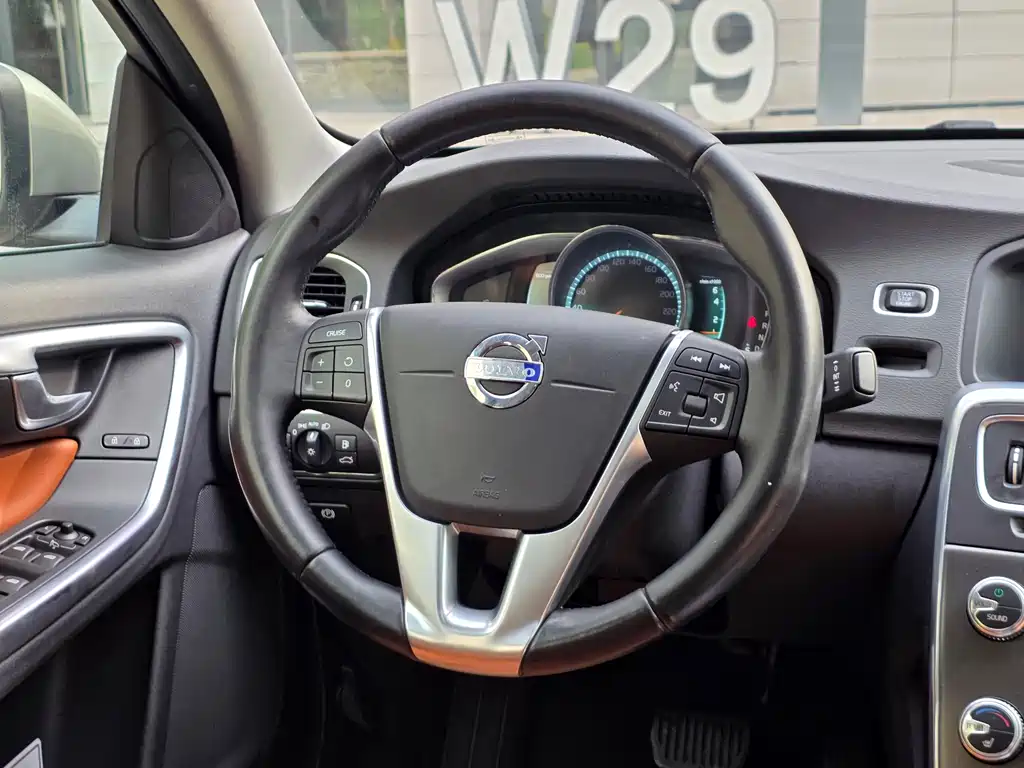 Volvo S60 2015 — фото 21