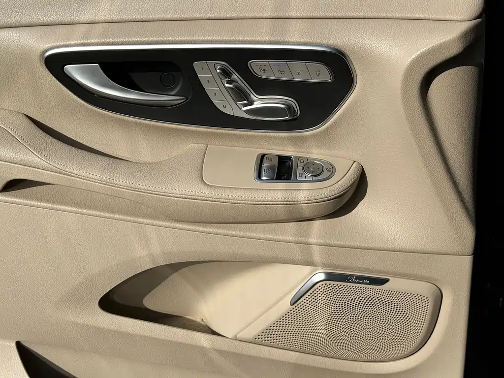 Mercedes-Benz V-Class 2021 — фото 13