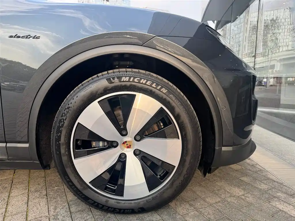 Porsche Macan EV 2024 — фото 14