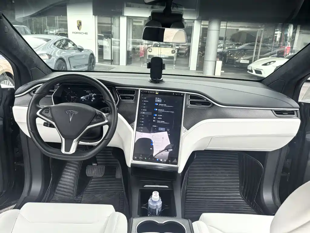 Tesla Model X 2018 — фото 10