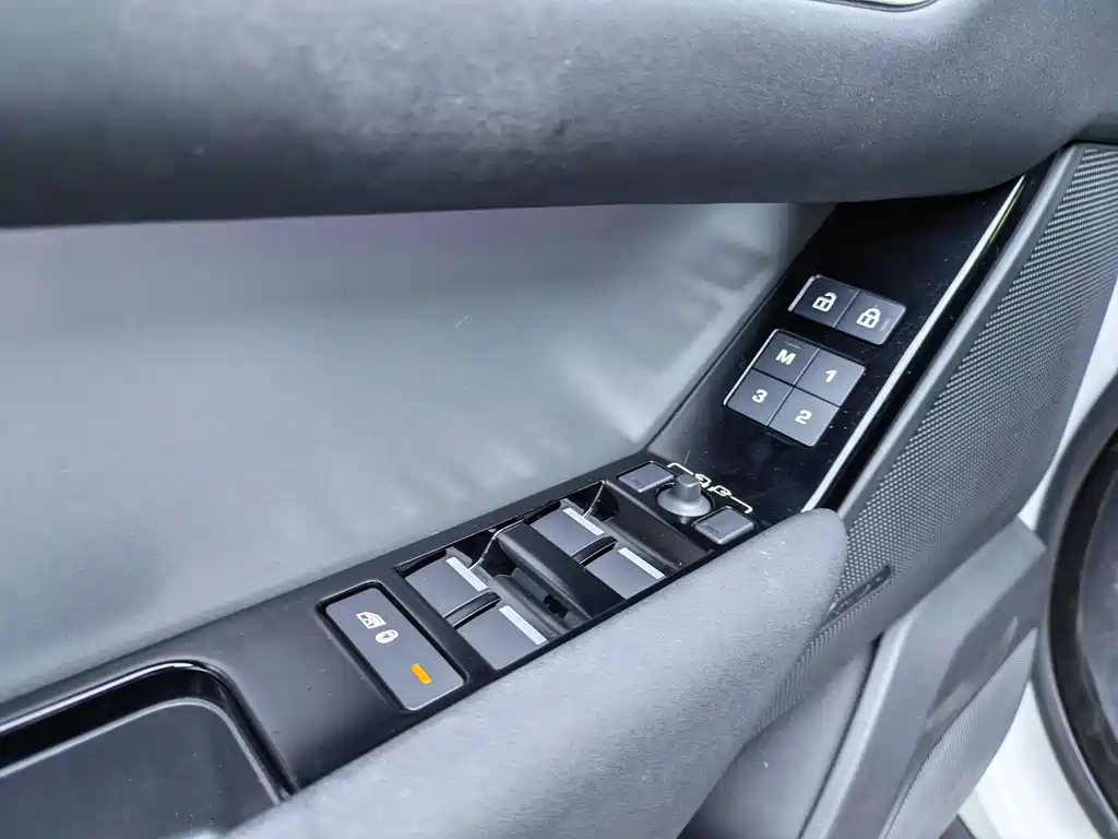 Land Rover Velar 2024 — фото 12
