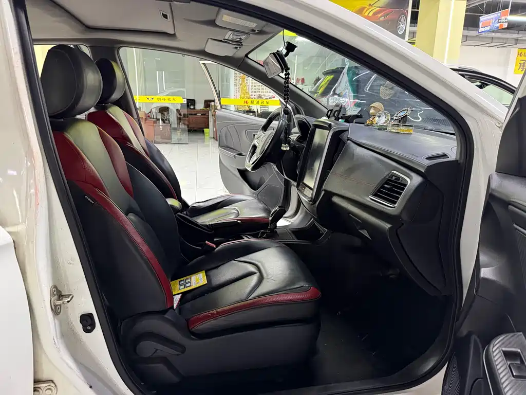 Luxgen U5 SUV 2018 — фото 10