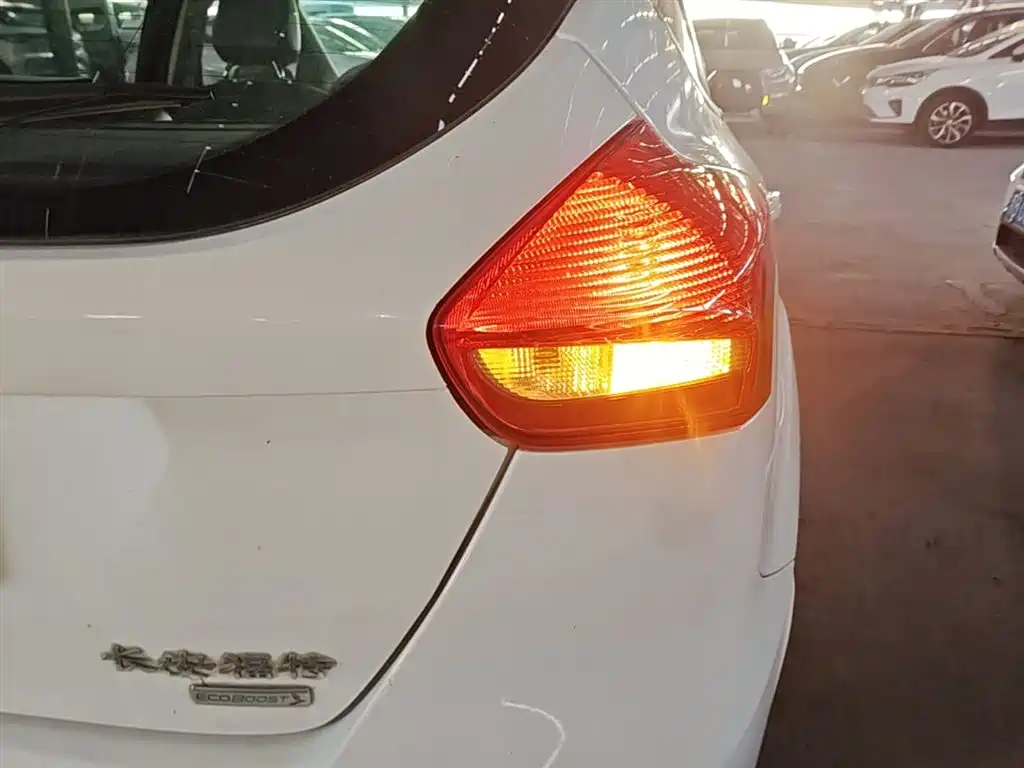 Ford Focus 2016 — фото 8