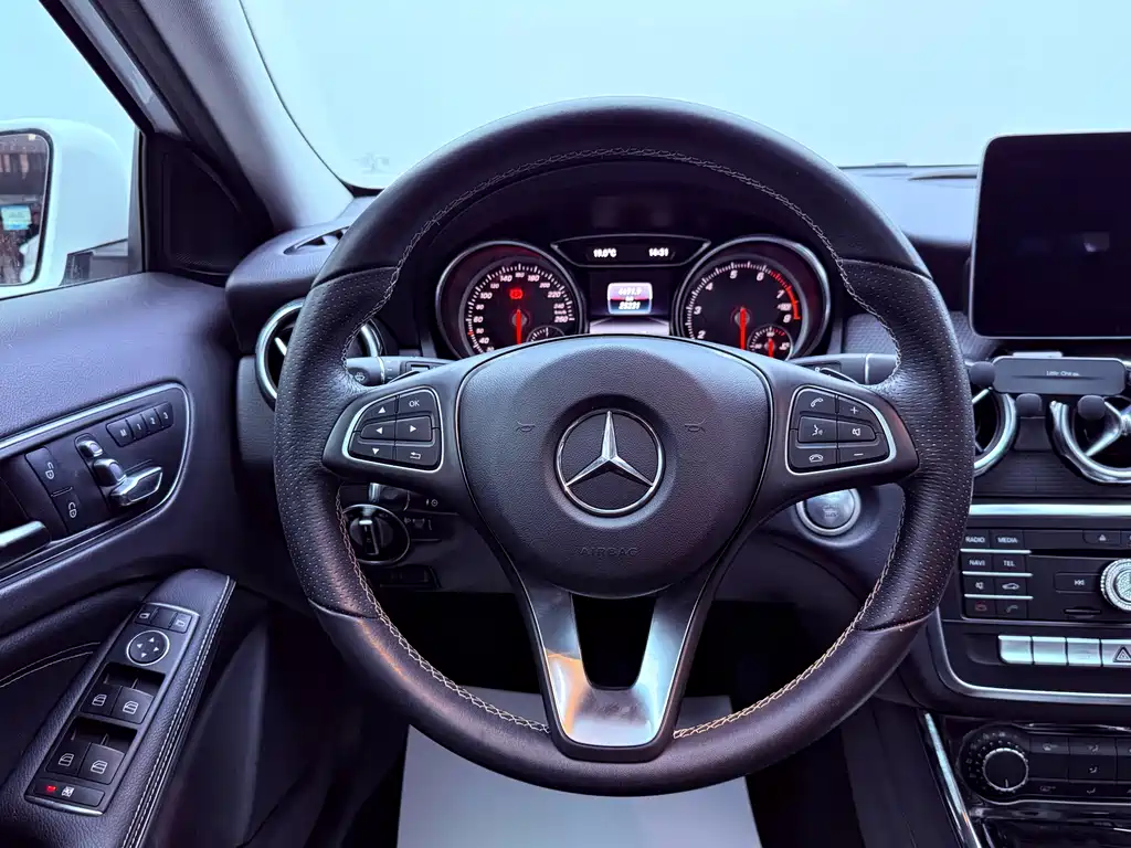 Mercedes-Benz GLA 2017 — фото 11