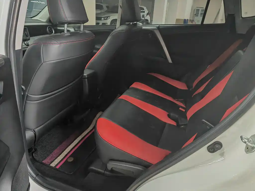 Toyota RAV4 2019 — фото 10
