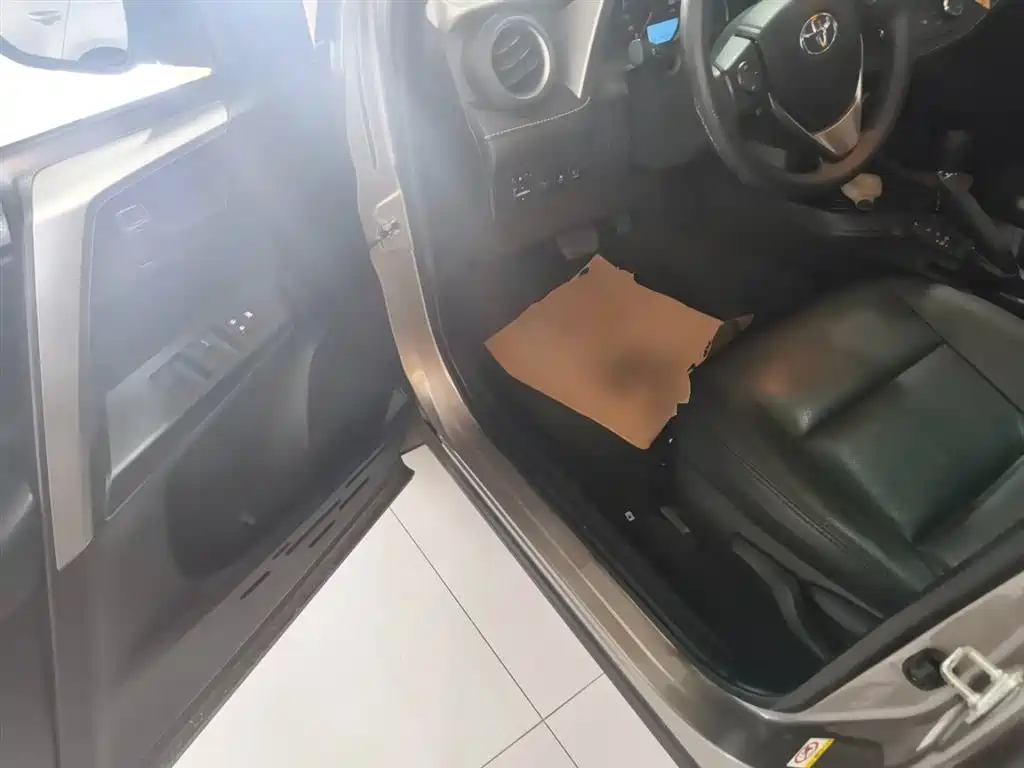 Toyota RAV4 2017 — фото 12