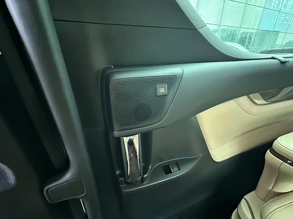 Toyota Alphard 2023 — фото 21