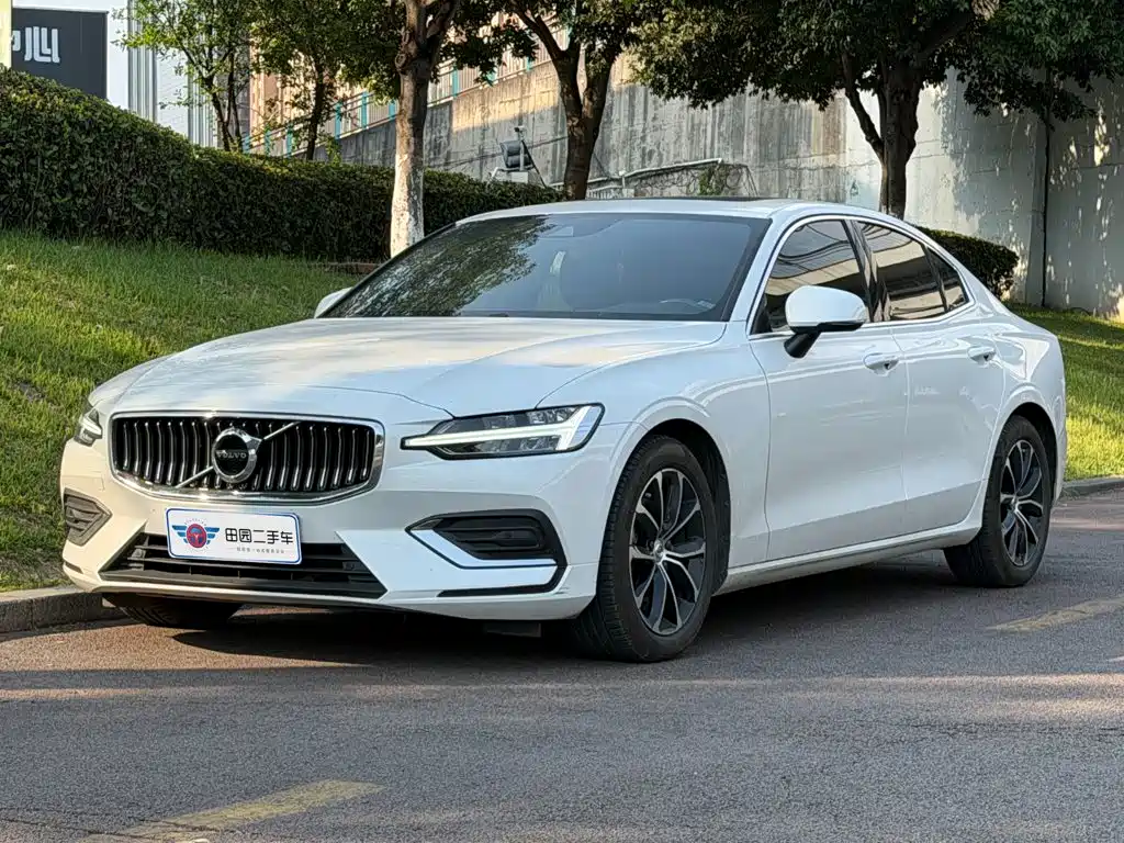 Volvo S60 2022 — фото 1