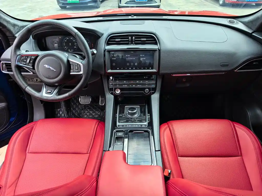 Jaguar F-PACE 2017 — фото 10