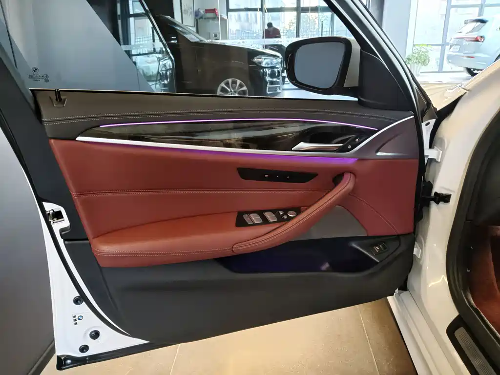 BMW 5 Series 2023 — фото 10