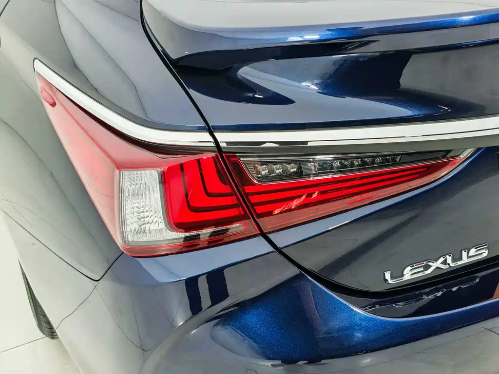 Lexus ES 2022 — фото 12