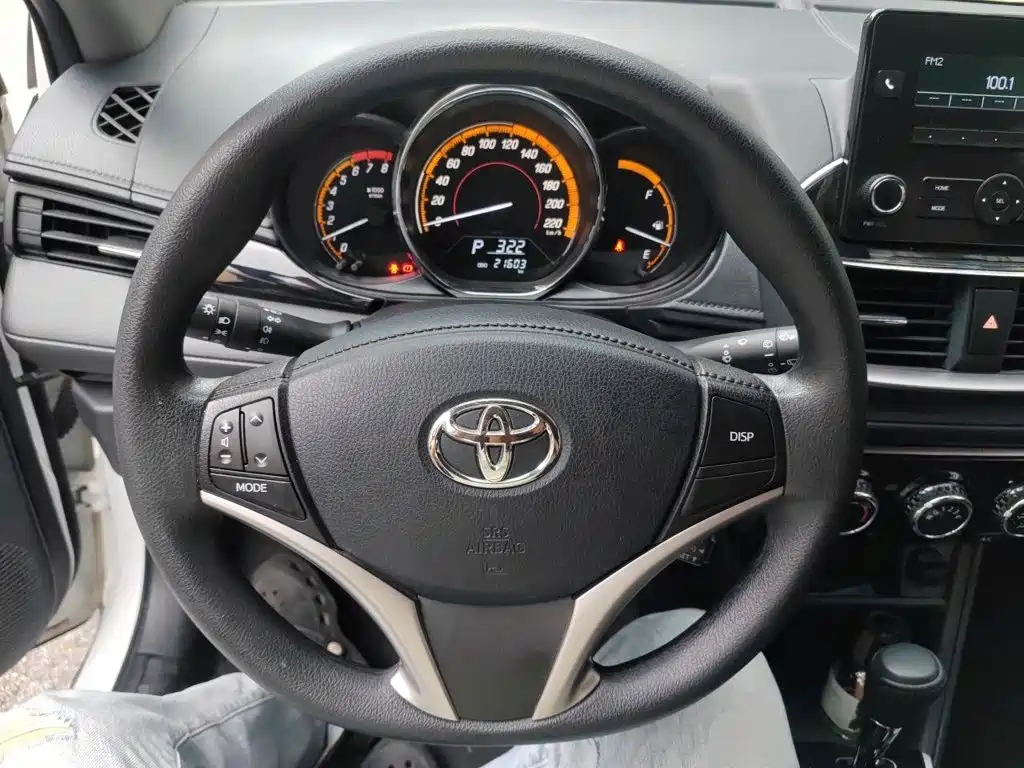 Toyota Yaris L 2022 — фото 6