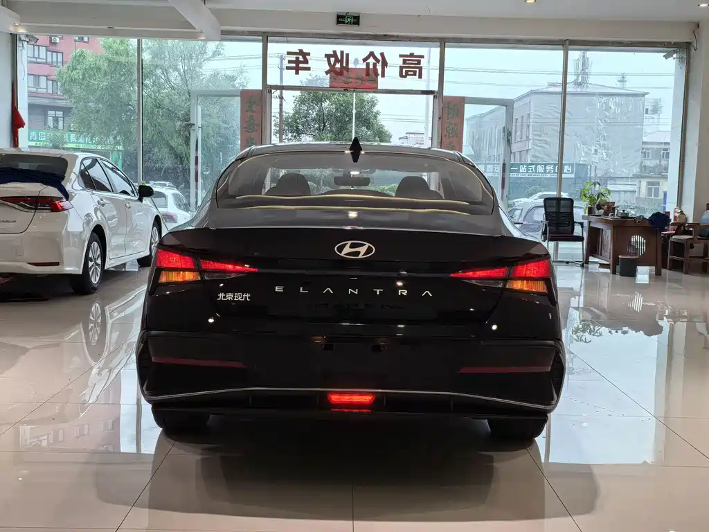Hyundai Elantra 2023 — фото 18