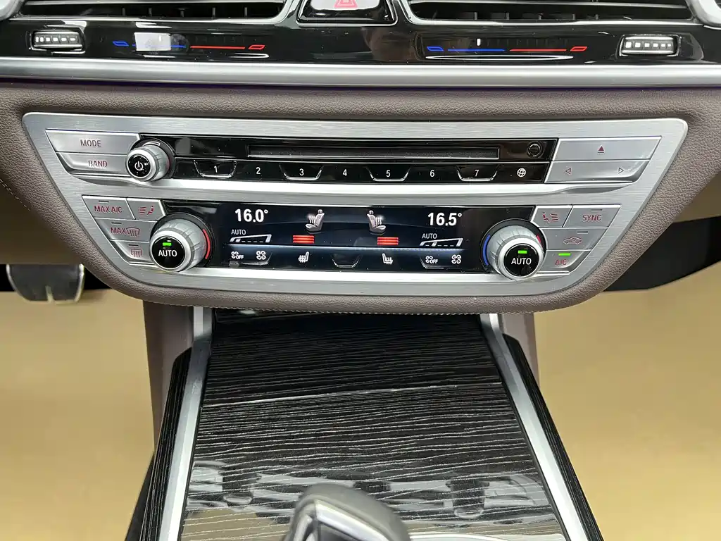 BMW 7 Series 2018 — фото 24