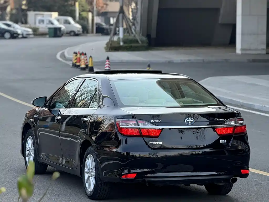 Toyota Camry 2015 — фото 16