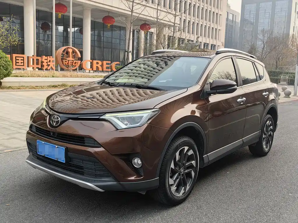 Toyota RAV4 2018 — фото 1