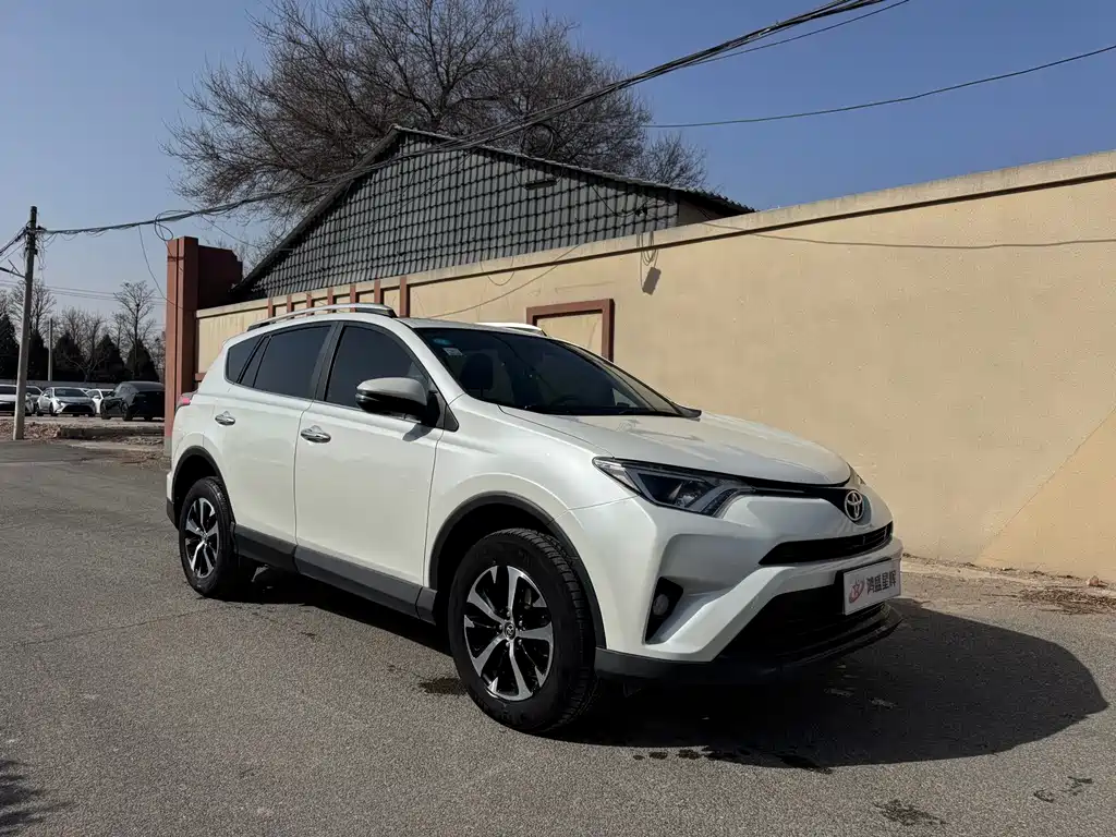 Toyota RAV4 2018 — фото 3