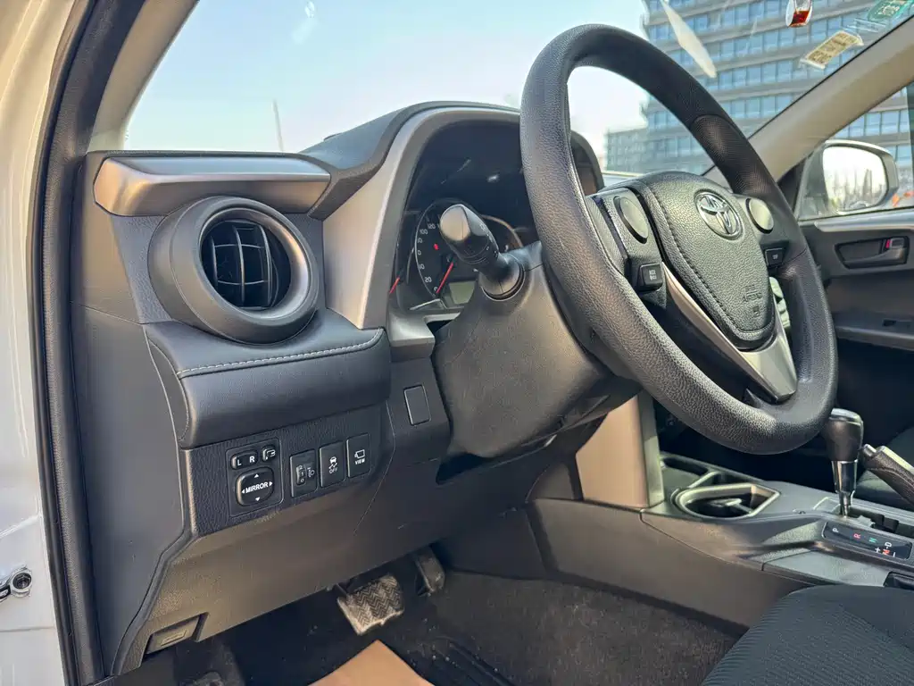 Toyota RAV4 2018 — фото 14