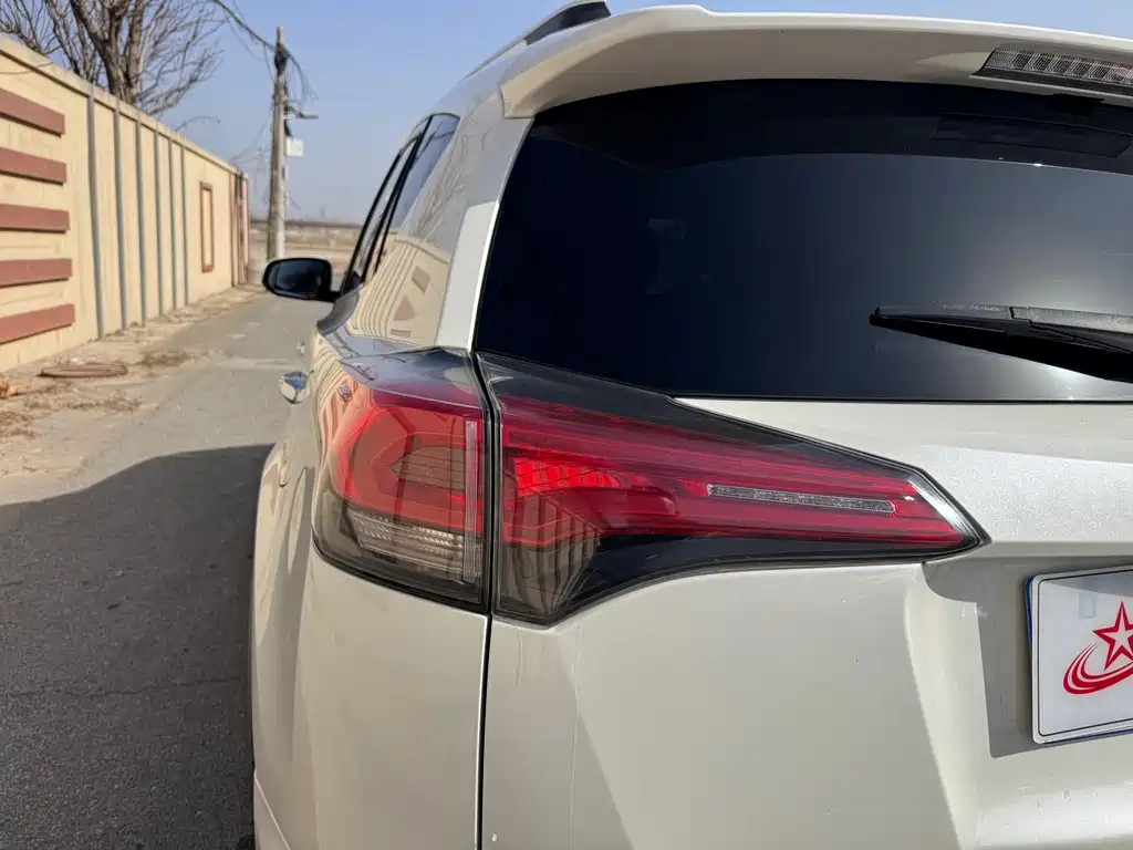 Toyota RAV4 2018 — фото 24