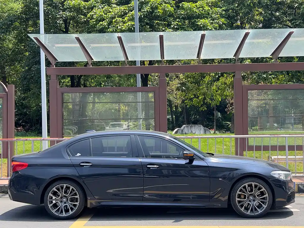 BMW 5 Series 2017 — фото 12