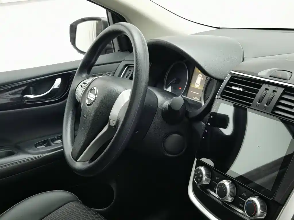 Nissan Tiida 2017 — фото 22