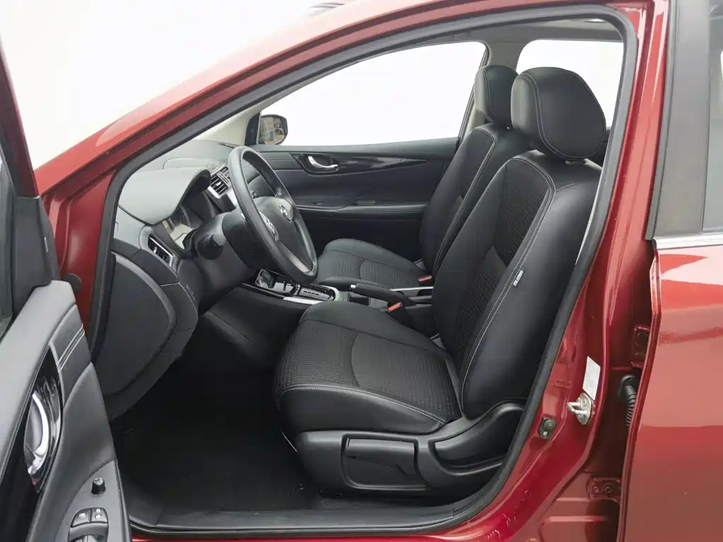 Nissan Tiida 2017 — фото 10