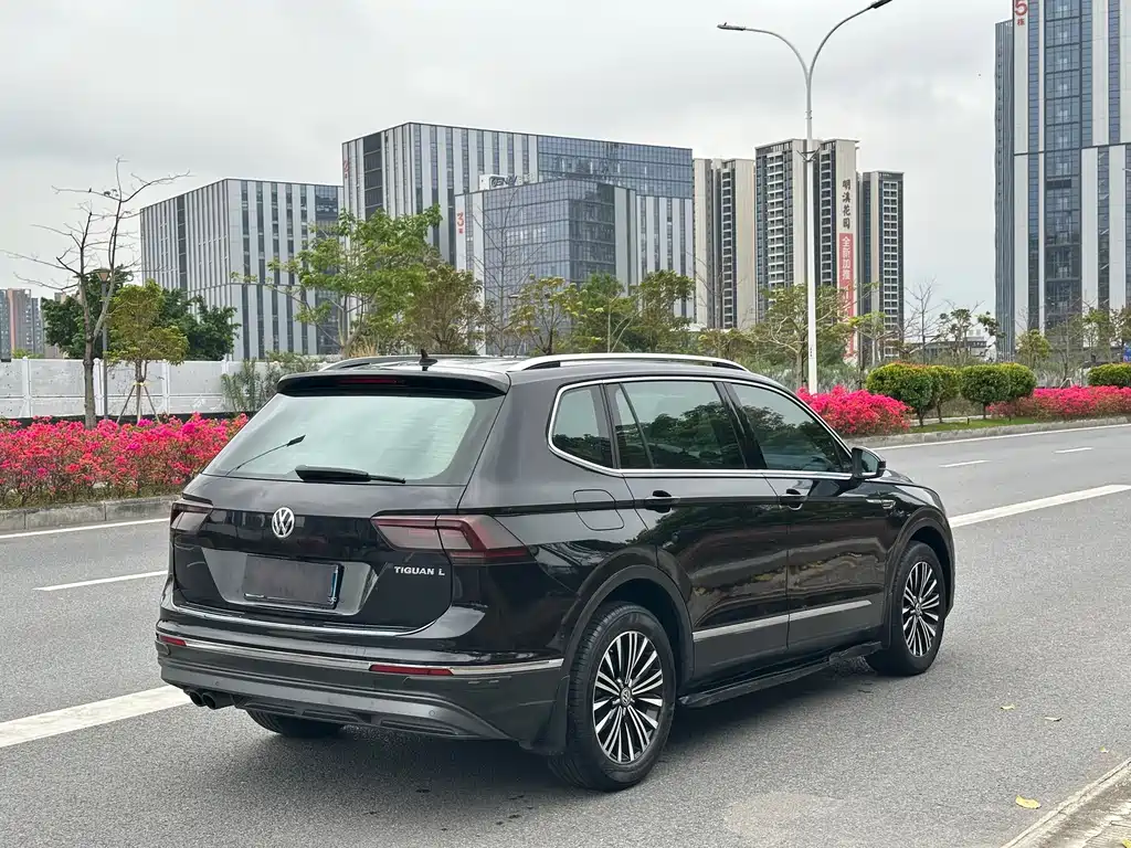 Volkswagen Tiguan L 2017 — фото 4