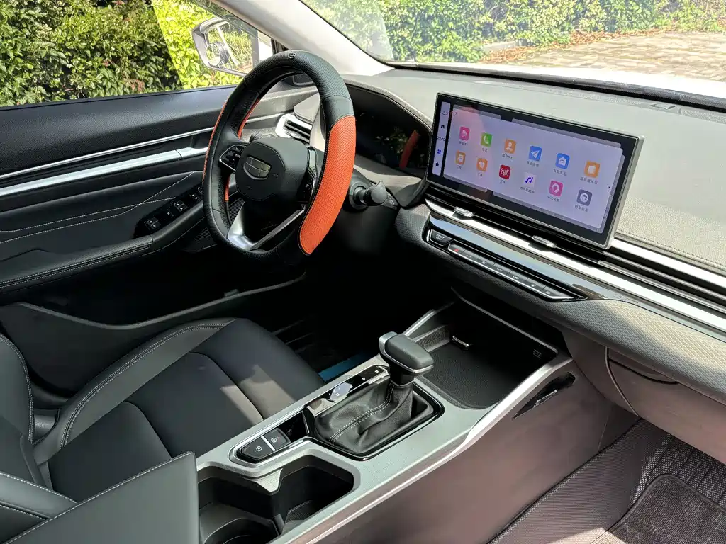 Geely Emgrand 2025 — фото 15