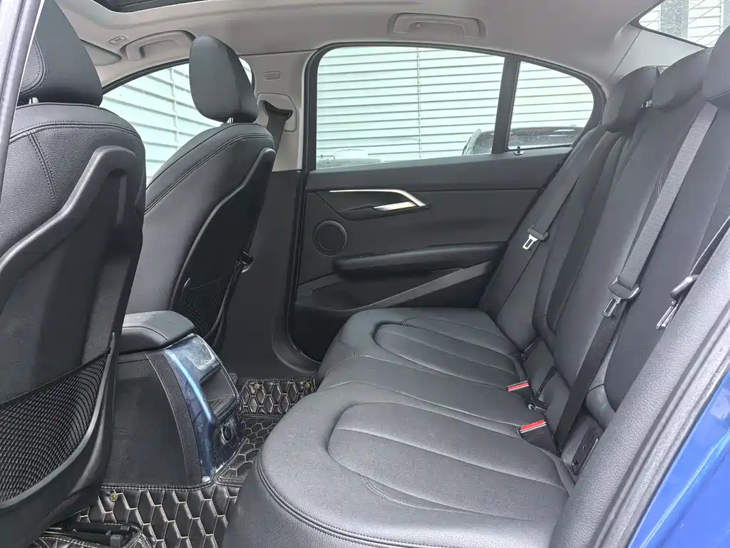BMW 1 Series 2018 — фото 18