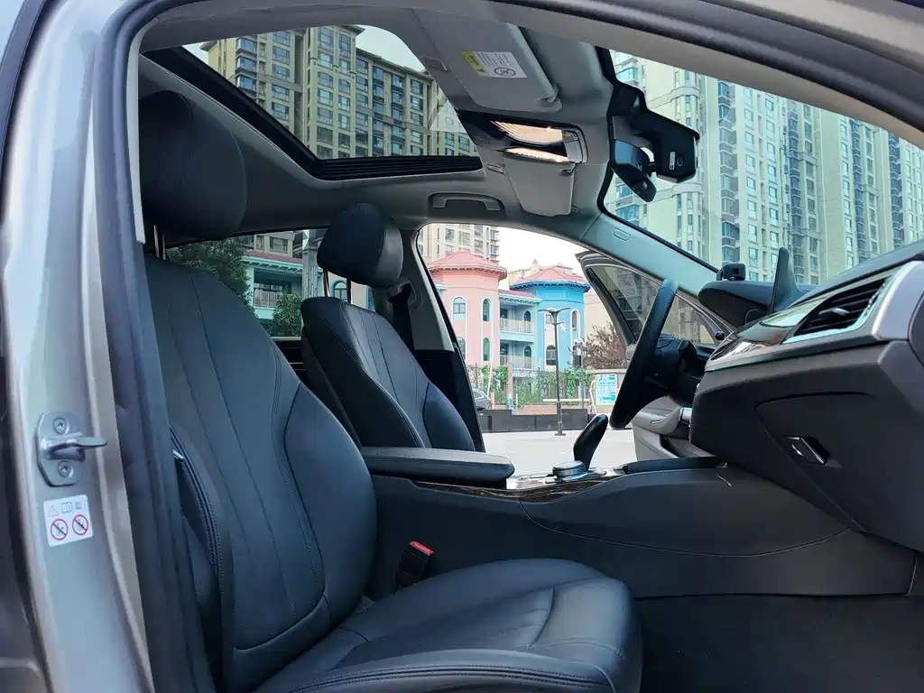 BMW 5 Series 2018 — фото 13
