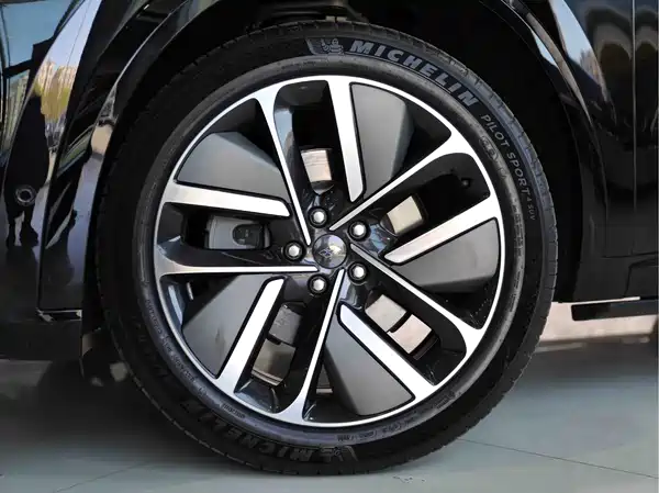 Li Auto L9 2025