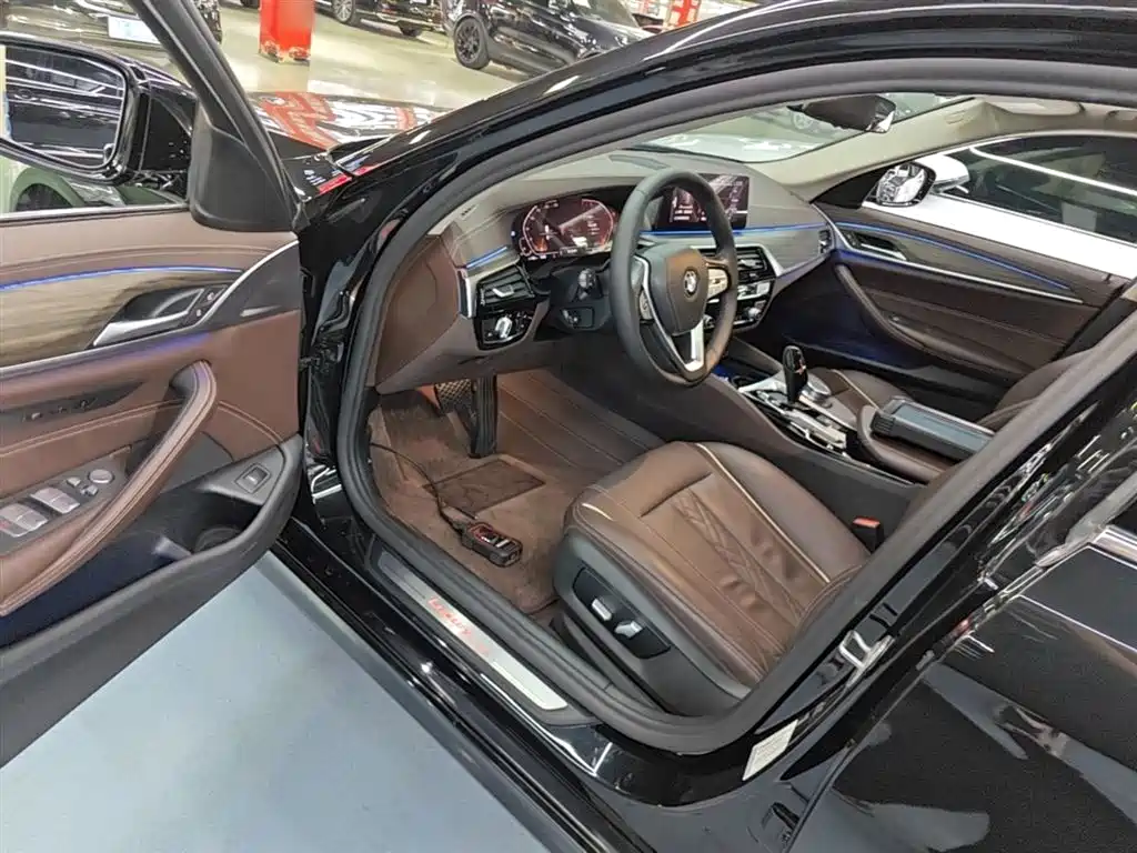 BMW 5 Series 2020 — фото 16