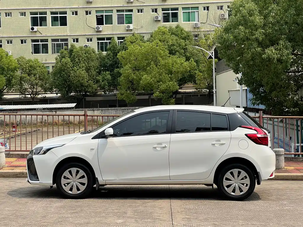 Toyota Yaris L 2022 — фото 5