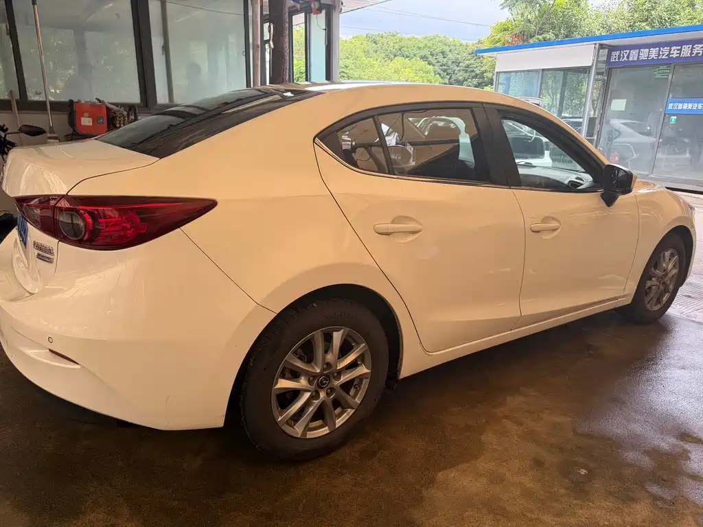 Mazda 3 Axela 2018 — фото 11