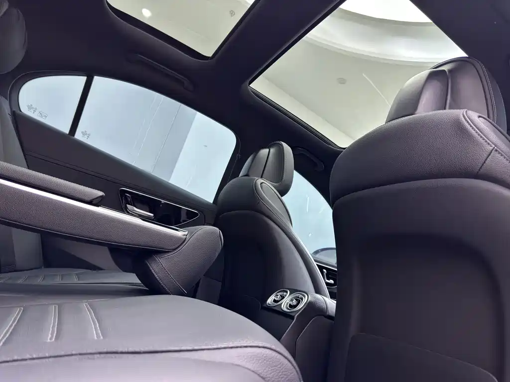 Mercedes-Benz C-Class 2024 — фото 15