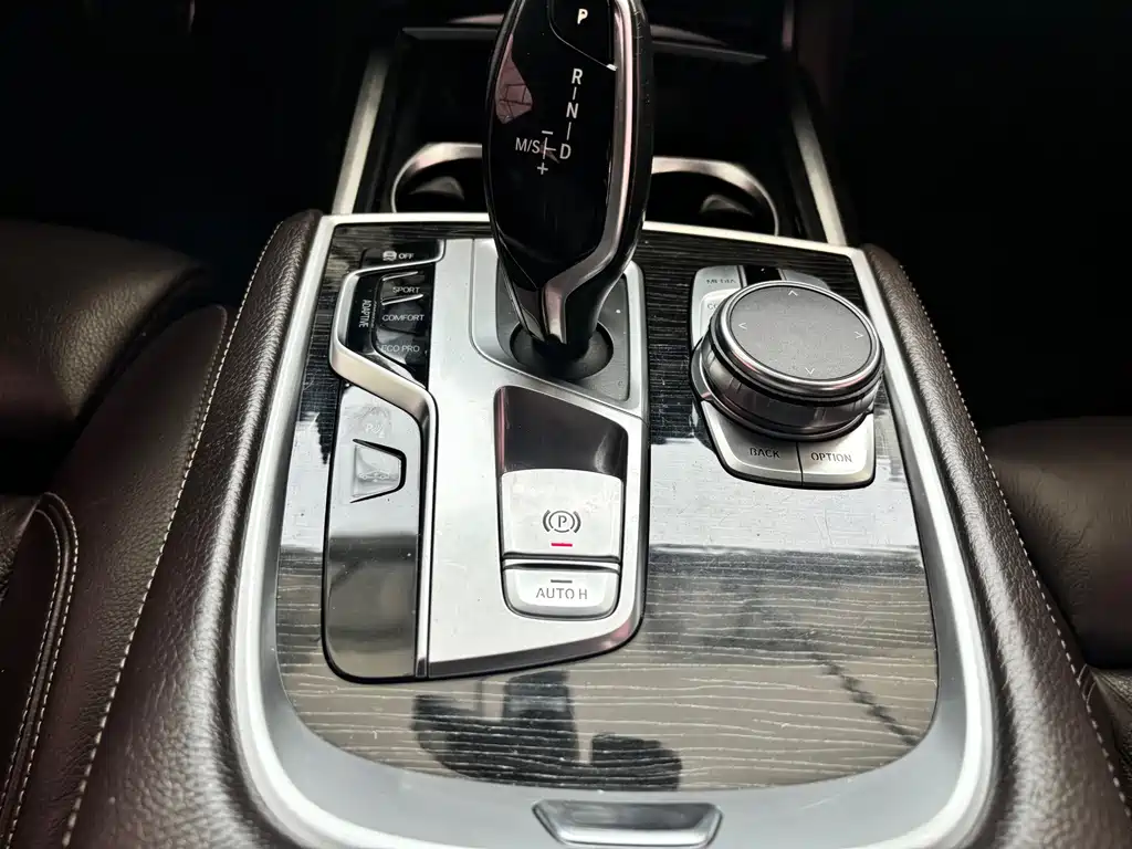BMW 7 Series 2018 — фото 14