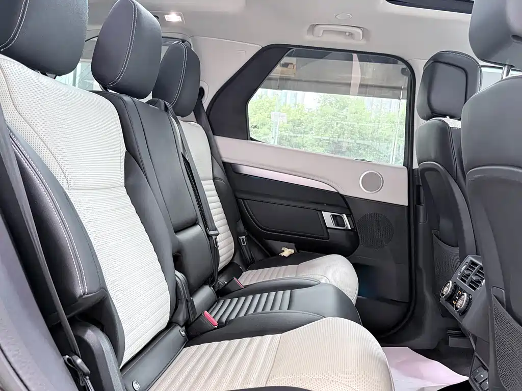 Land Rover Discovery 2023 — фото 17