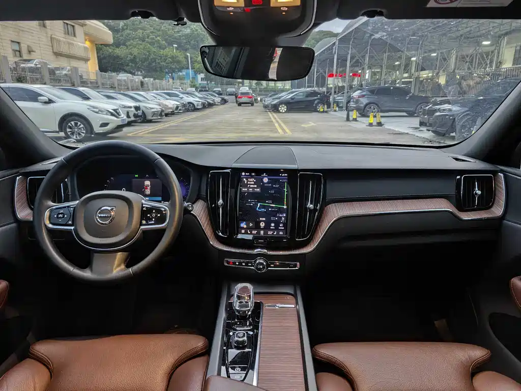 Volvo XC60 2023 — фото 10