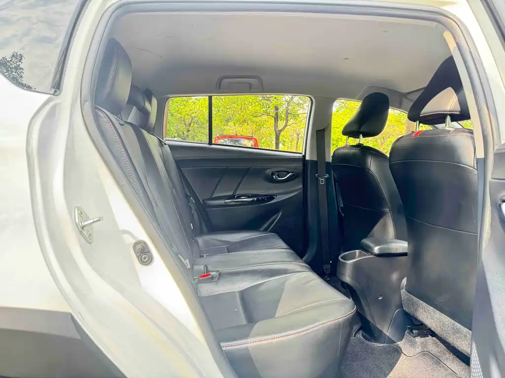Toyota Yaris L 2022 — фото 11