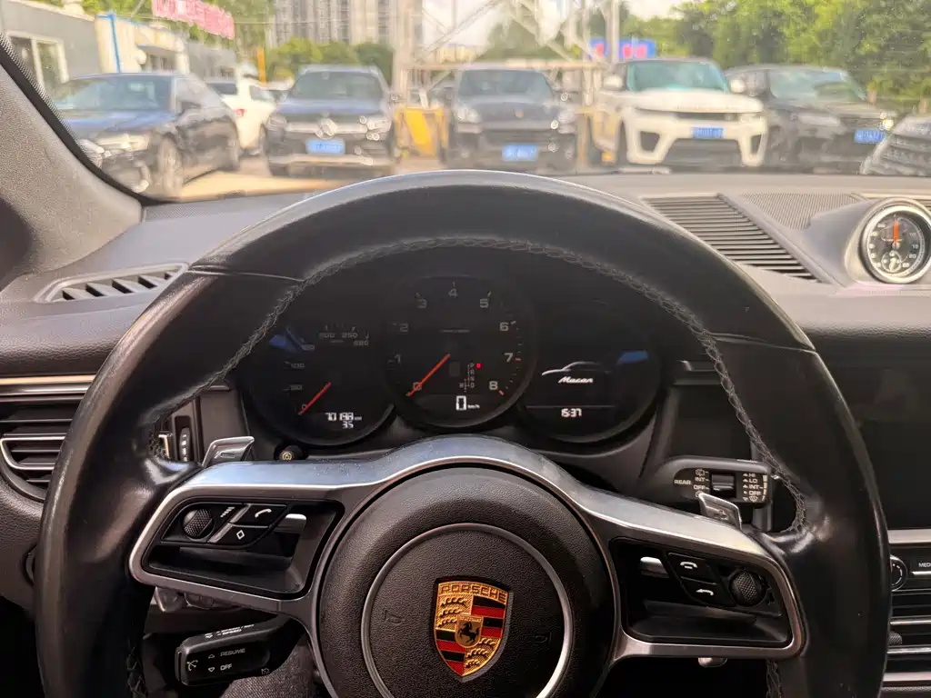Porsche Macan 2018 — фото 17
