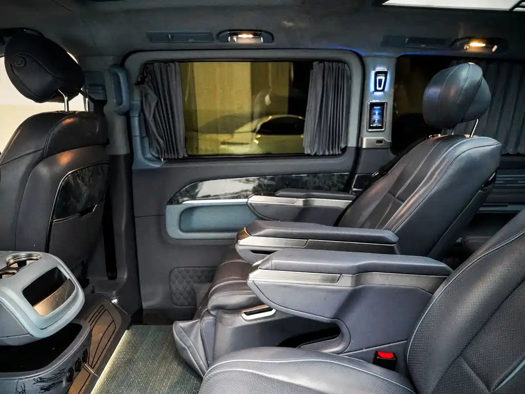 Mercedes-Benz V-Class 2022 — фото 13