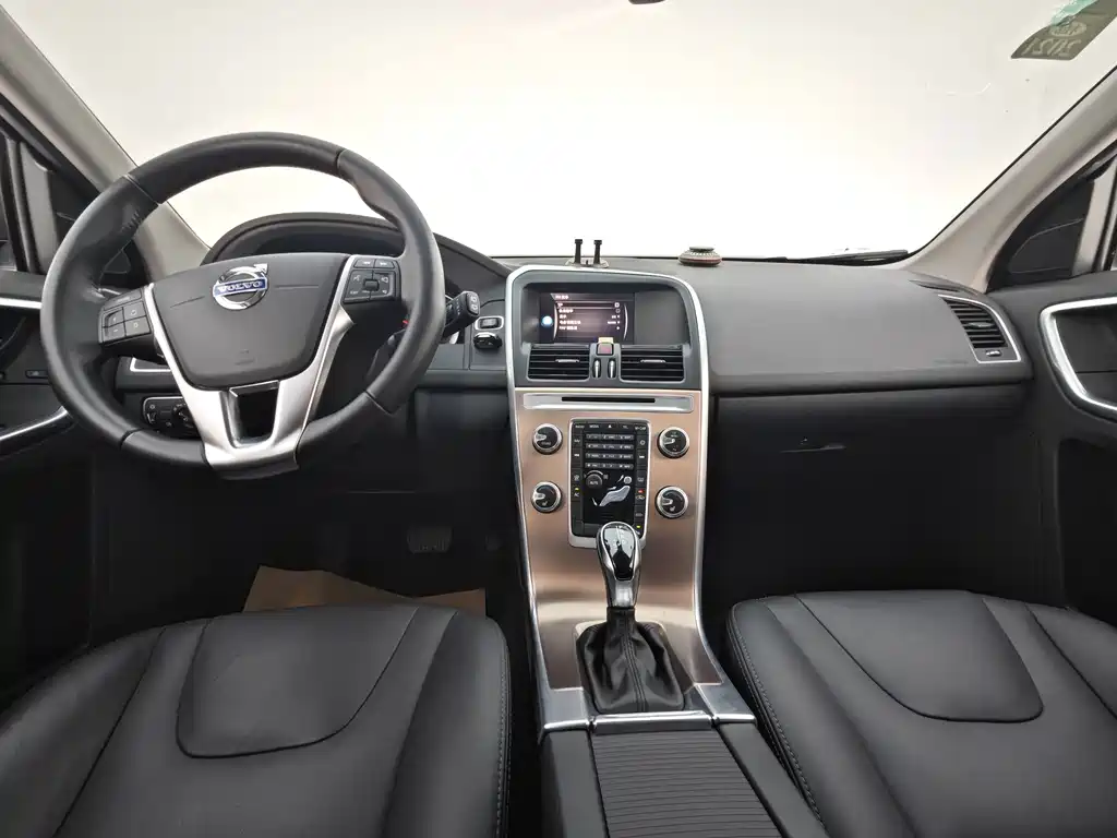 Volvo XC60 2017 — фото 9