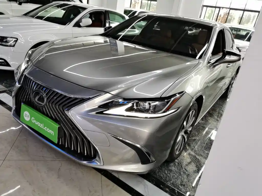 Lexus ES 2019 — фото 1