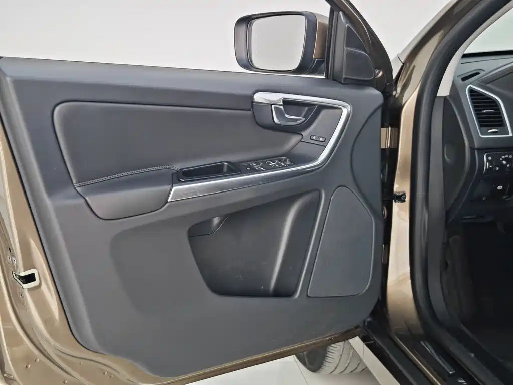 Volvo XC60 2017 — фото 24