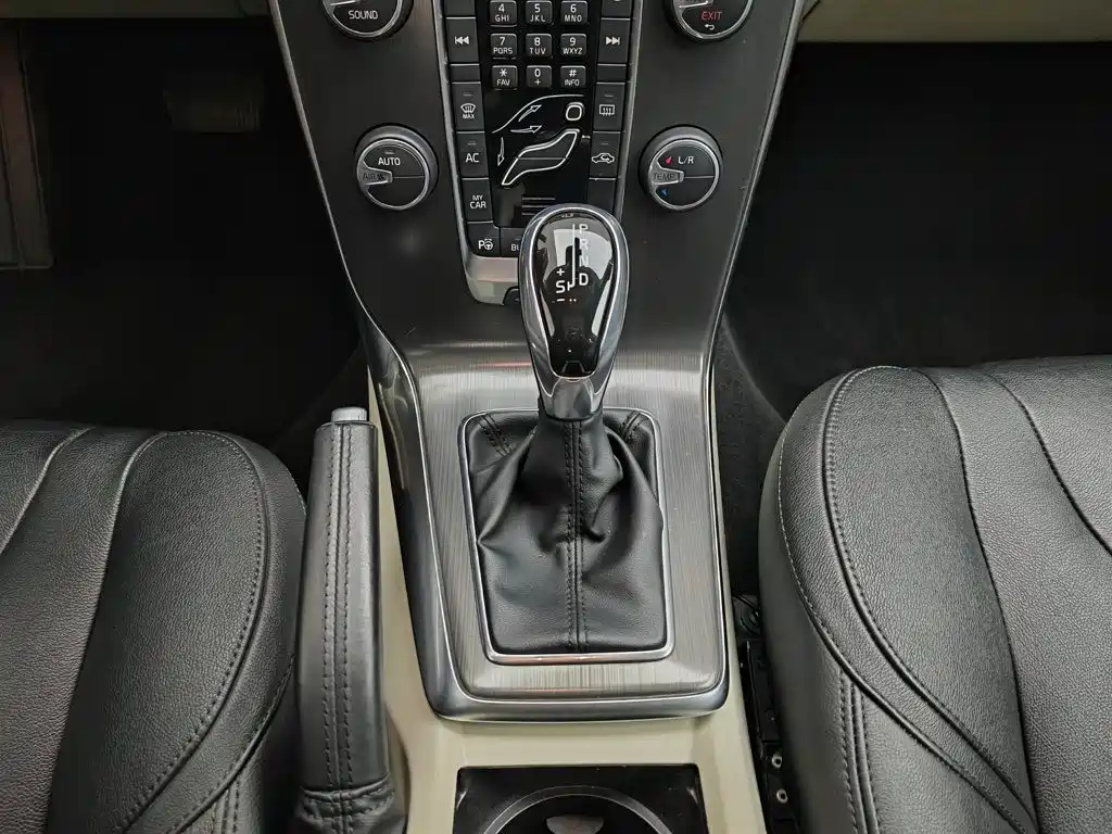 Volvo V40 2015 — фото 13