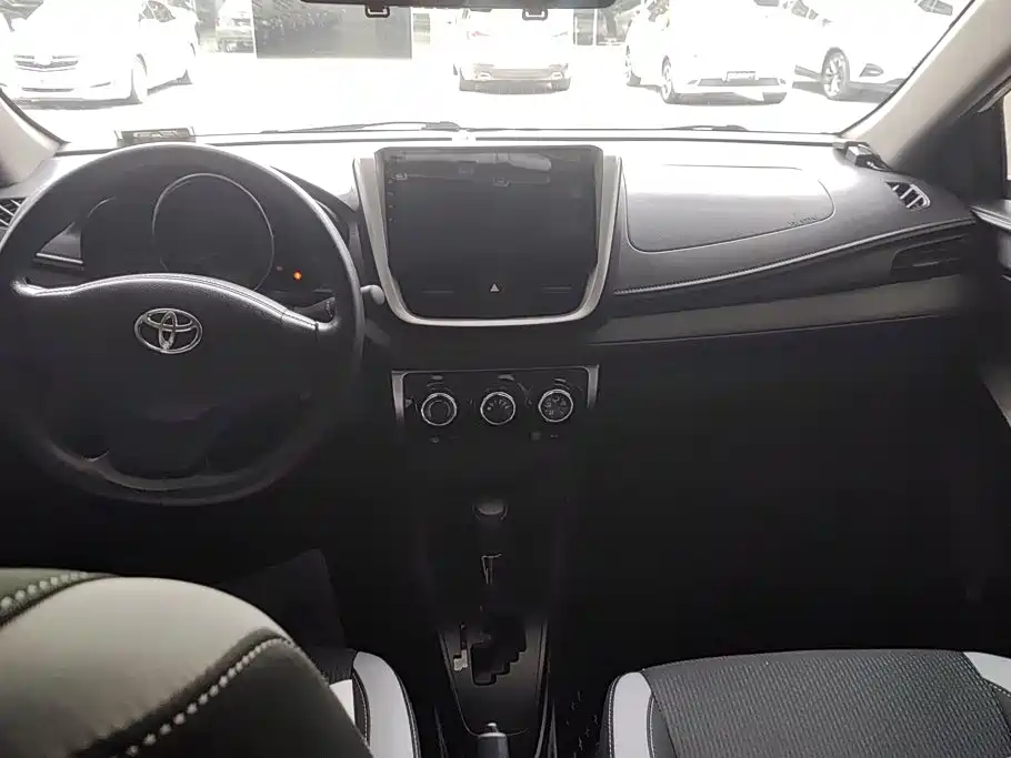 Toyota Yaris L 2020 — фото 12