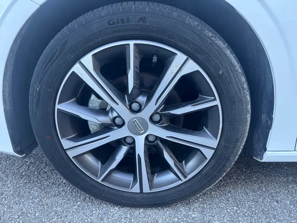 Geely Emgrand 2022